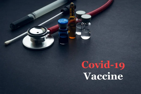 Covid Coronavirus Vaccine Texto Con Estetoscopio Hisopo Médico Vial Sobre —  Fotos de Stock