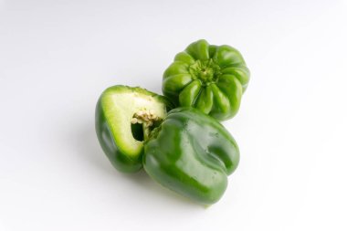 Beyaz arka planda taze yeşil dolma biber (capsicum). Seçici odak ve kırpma parçası