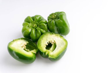 Beyaz arka planda taze yeşil dolma biber (capsicum). Seçici odak ve kırpma parçası