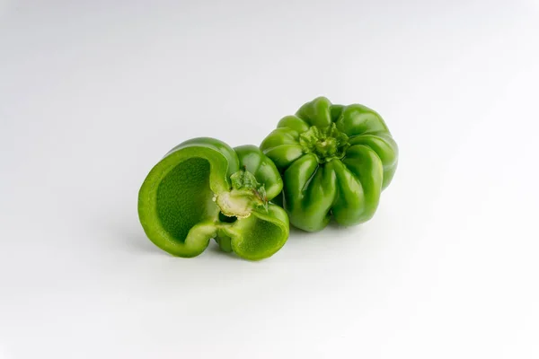Φρέσκες Πράσινες Πιπεριές Capsicum Λευκό Φόντο Επιλεκτική Εστίαση Και Τμήμα — Φωτογραφία Αρχείου