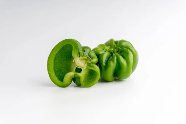 Pimientos Verdes Frescos Pimiento Sobre Fondo Blanco Enfoque Selectivo Fragmento — Foto de Stock