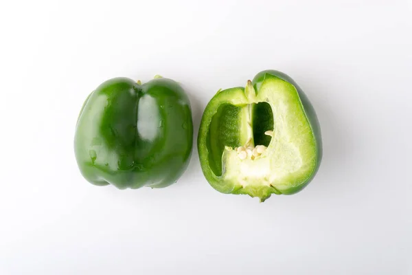 Verse Groene Paprika Capsicum Een Witte Achtergrond Selectieve Focus Gewasfragment — Stockfoto