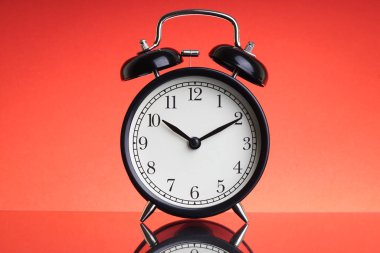 Kırmızı arkaplanda seçici odaklı ve kırpma parçalı Alarm Saati. İş ve Kopyalama alanı kavramı