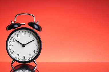 Kırmızı arkaplanda seçici odaklı ve kırpma parçalı Alarm Saati. İş ve Kopyalama alanı kavramı