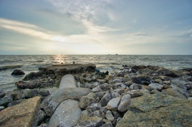 Kuala Selangor Malezya, Jeram 'da gün batımında huzurlu sahil manzarası ve dalgalar