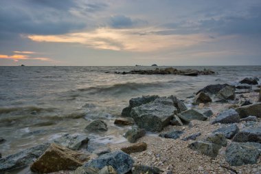 Kuala Selangor Malezya, Jeram 'da gün batımında huzurlu sahil manzarası ve dalgalar