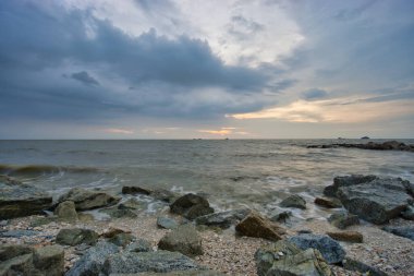 Kuala Selangor Malezya, Jeram 'da gün batımında huzurlu sahil manzarası ve dalgalar