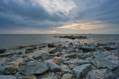 Kuala Selangor Malezya, Jeram 'da gün batımında huzurlu sahil manzarası ve dalgalar