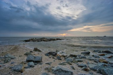 Kuala Selangor Malezya, Jeram 'da gün batımında huzurlu sahil manzarası ve dalgalar