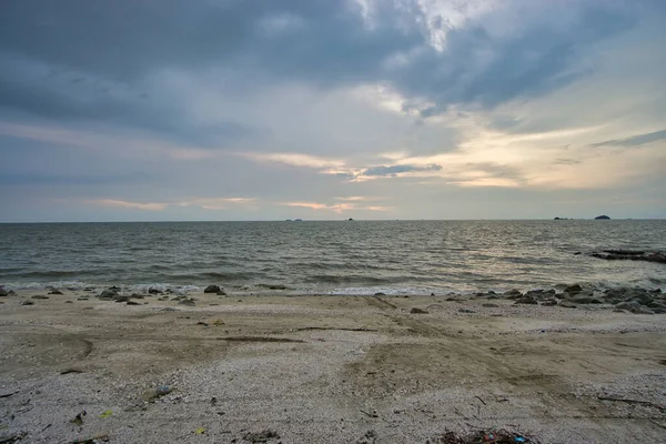 Ruhige Aussicht Auf Den Strand Und Wellen Bei Sonnenuntergang Jeram — Stockfoto