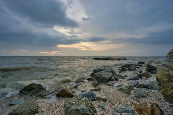 Ruhige Aussicht Auf Den Strand Und Wellen Bei Sonnenuntergang Jeram — Stockfoto