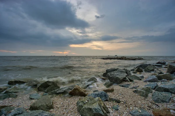 Ruhige Aussicht Auf Den Strand Und Wellen Bei Sonnenuntergang Jeram — Stockfoto