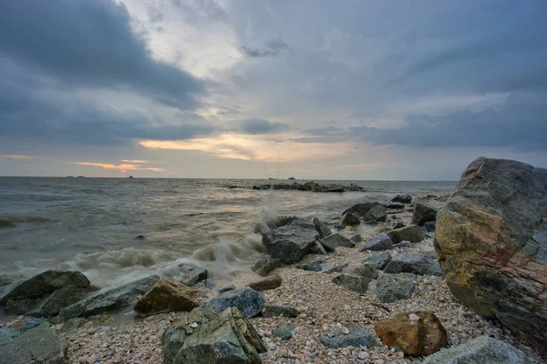 Ruhige Aussicht Auf Den Strand Und Wellen Bei Sonnenuntergang Jeram — Stockfoto