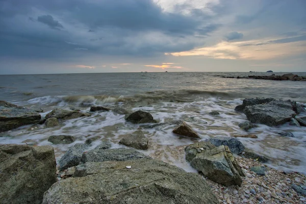 Ruhige Aussicht Auf Den Strand Und Wellen Bei Sonnenuntergang Jeram — Stockfoto