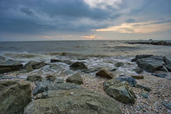 Ruhige Aussicht Auf Den Strand Und Wellen Bei Sonnenuntergang Jeram — Stockfoto