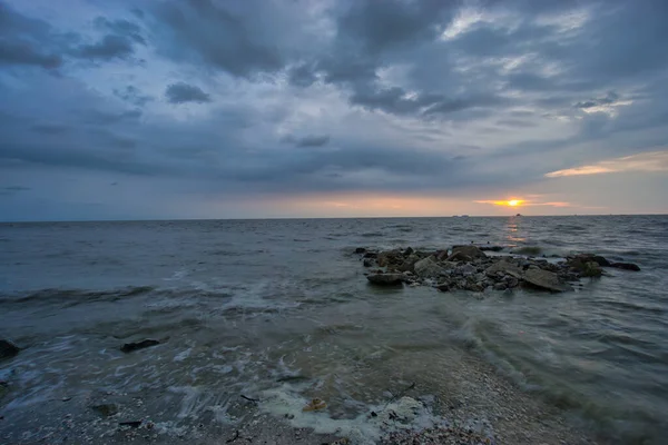 Vue Paisible Sur Plage Les Vagues Pendant Coucher Soleil Jeram — Photo