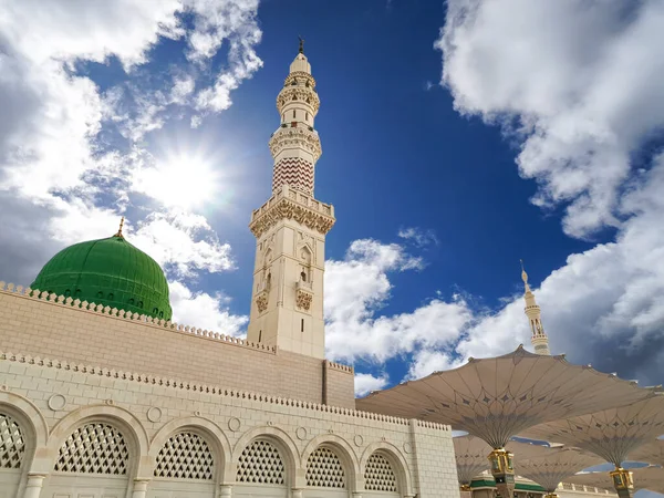Medine, Suudi Arabistan - 07 Temmuz 2020: Nabawi Camii veya Suudi Arabistan 'daki Peygamber Camii' nde bulutlu mavi gökyüzü manzarası. Seçici odak