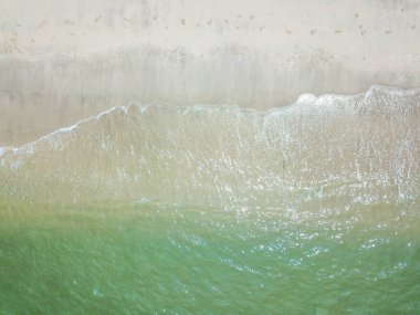 Temiz kumsalda mavi okyanus dalgası. Tatiller ve Seyahat Konsepti