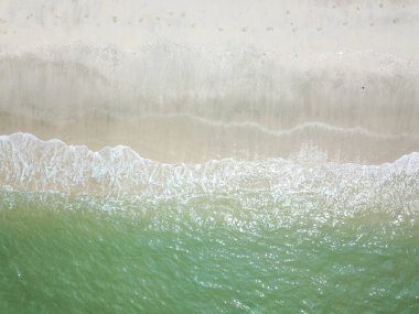 Temiz kumsalda mavi okyanus dalgası. Tatiller ve Seyahat Konsepti