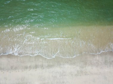 Temiz kumsalda mavi okyanus dalgası. Tatiller ve Seyahat Konsepti