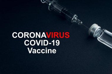 CORONAVIRUS COVID-19 VACCINE metin üzerinde şırınga ve şişeler siyah arka planda. Covid-19 ve Coronavirus konsepti