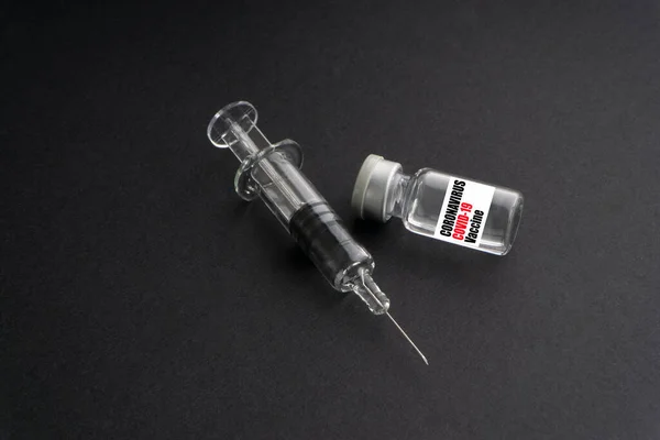 Coronavirus Covid Vaccine Text Mit Spritze Und Fläschchen Auf Schwarzem — Stockfoto