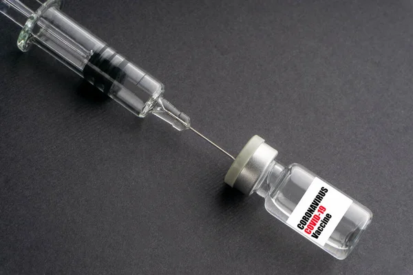 Coronavirus Covid Vaccine Text Injekční Stříkačkou Injekčními Lahvičkami Černém Pozadí — Stock fotografie