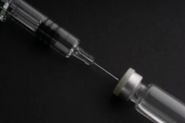 Detailní Rozmazaný Obraz Stříkačky Injekčních Lahviček Černém Pozadí Zdravotnictví Dan — Stock fotografie