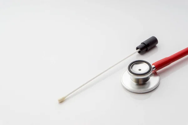 Lékařský Tampon Stetoskop Bílém Pozadí Zdravotnictví Dan Kopírovat Prostor Koncept — Stock fotografie