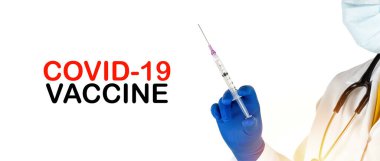 Steteskoplu COVID-19 VACCINE metni ve beyaz arka planda şırınga tutan doktor elleri. Covid-19 ve Coronavirus Kavramı
