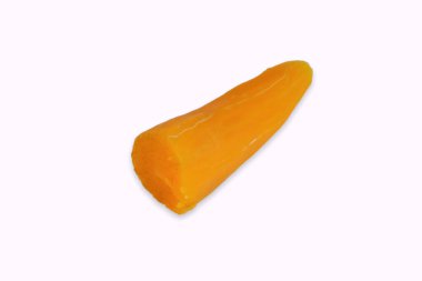 Ubi rebus ya da buharlı cassava, beyaz arka planda geleneksel Malay tabağıdır. Seçici odak