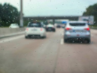 Yağmurlu bir günde soyut trafik. Otomobil koltuğu arka planından görüntüle.