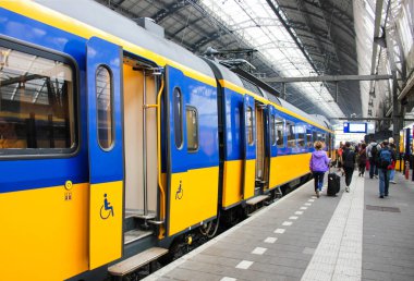 Tekerlekli sandalyeler için vagonun giriş kapısı. Kötürümün kamusal alanlarındaki tesisler. Tren peronunda engelli işareti olan ön kapı. Engelliler seyahat eder.