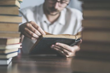 Adam masada kitap okuma