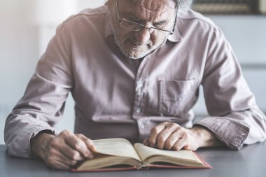 Adam masada kitap okuma