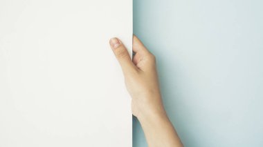 el tutma boş beyaz kağıt