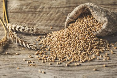 Ahşap arka plan üzerinde buğday yığını