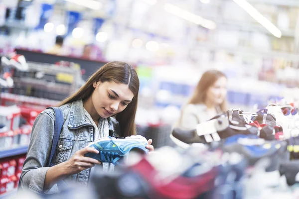 Kadın ayakkabı deposunda arıyor