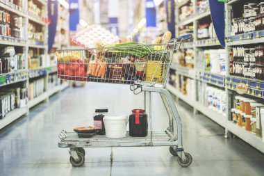 Konsept alışveriş süpermarkette alışveriş