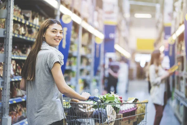 Konsept Alışveriş Süpermarkette Alışveriş — Stok fotoğraf