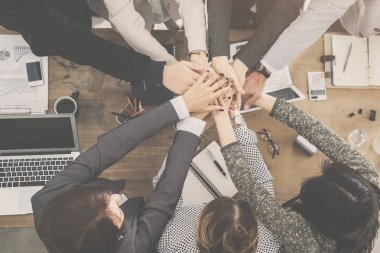 Ellerini bir araya getiren insanlar