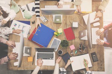 İnsanlar bir masa etrafında çalışma