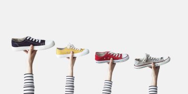 Renkli holding eller ayakkabı tuval