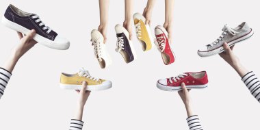 Renkli holding eller ayakkabı tuval