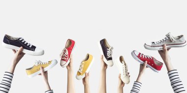 Renkli holding eller ayakkabı tuval