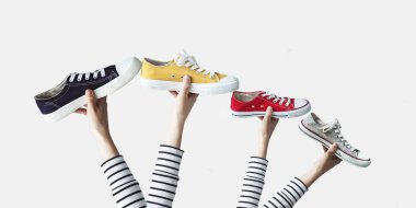 Renkli holding eller ayakkabı tuval