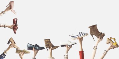 Farklı ayakkabı izole arka planda tutan eller