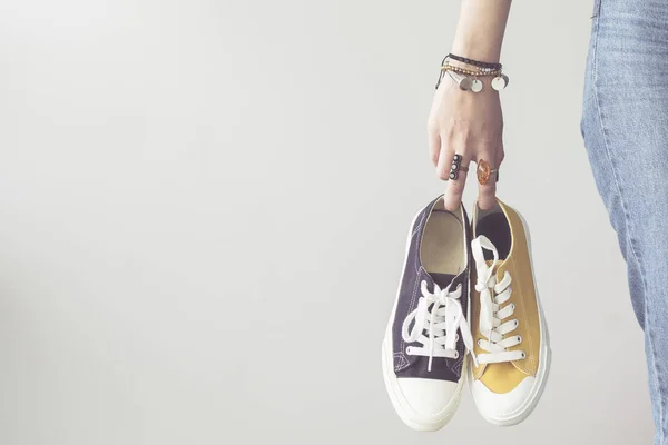 Рука Тримає Різні Кольорові Полотно Взуття — стокове фото