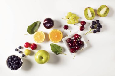 beyaz zemin üzerine karışık meyve