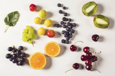 beyaz zemin üzerine karışık meyve